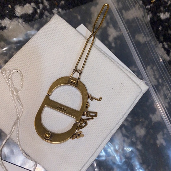 Dior 30 MONTAIGNE BROOCH Antique Gold-Finish Metal and White Resin Pearls - Picture 3 of 6